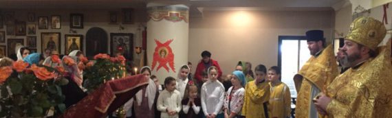 Дети воскресной школы поздравили прихожан с праздником святого Николая Чудотворца.