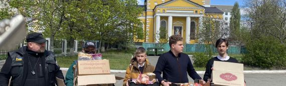 Община храма Космы и Дамиана передала продуктовую помощь Киевской городской больнице №8.
