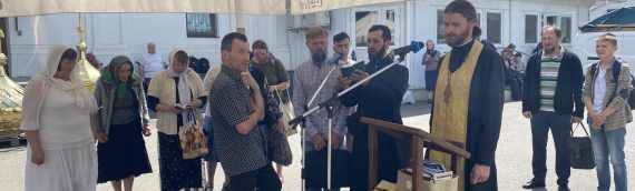 15 июня духовенство Оболонского благочиния вместе с прихожанами приняли участие в молитвенном стоянии в Киево-Печерской Лавре.