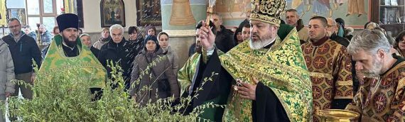 12 апреля, в субботу, накануне праздника Входа Господня в Иерусалим, в нашем храме было совершено всенощное бдение.