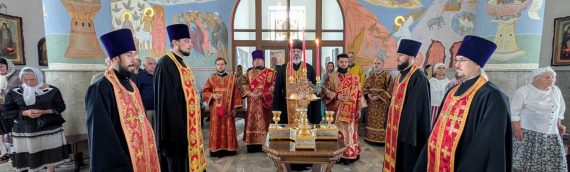 13 июля, в канун памяти небесных покровителей нашего храма –  святых бессребреников Космы и Дамиана римских, было совершено праздничное Всенощное бдение с освящением пяти хлебов.