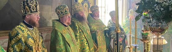 В день обретения честных мощей преподобного Серафима, Саровского чудотворца, благочинный Оболонского благочиния принял молитвенное участие в праздничной Божественной литургии в день престольного праздника в одном из храмов благочиния.