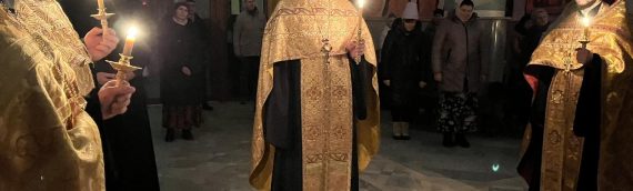 24 декабря, накануне памяти свт. Спиридона, Тримифунтского Чудотворца, в нашем храме было совершено праздничное всенощное бдение.