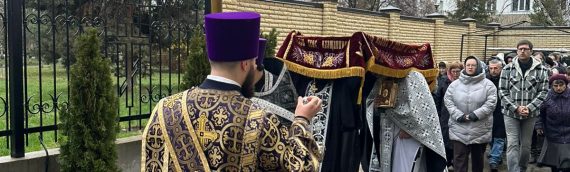 10 апреля, в Великий Пяток в нашем храме была совершена утреня Великой Субботы с Чином погребения.