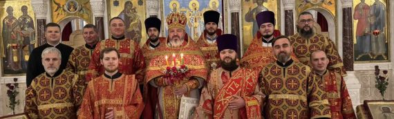 12 апреля, в праздник Светлого Христова Воскресения, в нашем храме было отслужено праздничное ночное Богослужение.