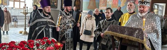 10 апреля, в Великую Пятницу в нашем храме было совершено уставное Богослужение Великого Пятка: царские часы и вечерня с чином изнесения Святой Плащаницы.