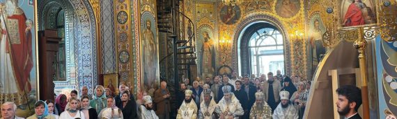 17 мая, в неделю 6-ю по Пасхе, в праздник иконы Божией Матери, именуемой «Печерская» (с предстоящими прпп. Антонием и Феодосием), благочинный Оболонского благочиния принял молитвенное участие в престольном празднике скита Свято-Успенской Киево-Печерской Лавры.